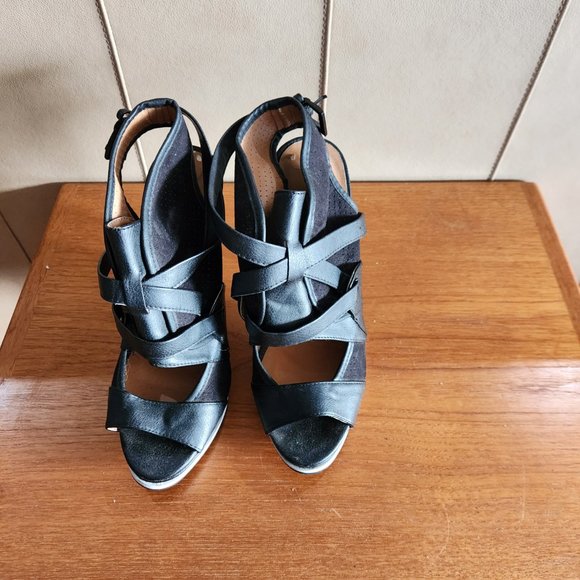 Women's black heels, size 8.5, EUC - Picture 2 of 4